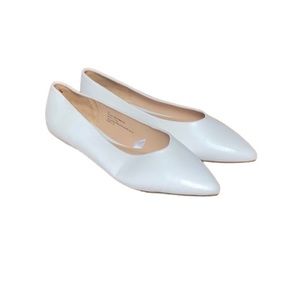 A NEW DAY WOMANS WHITE FLAT SHOE